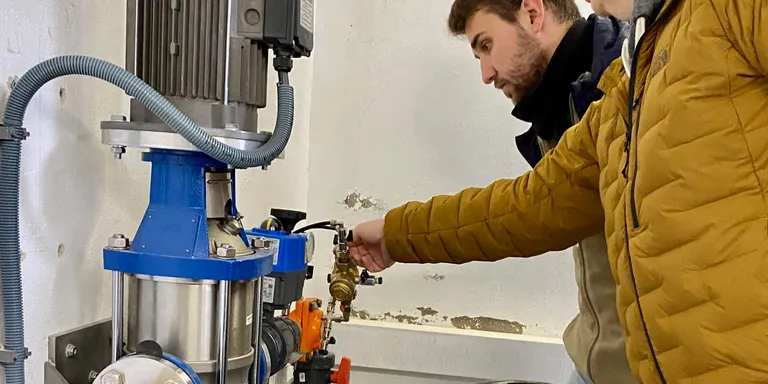 L'enllumenat públic del camí de Cal Sotaterra s'alimenta d'energia de la xarxa d'aigua