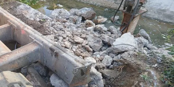 Comencen a fer la rampa que facilitarà l'entrada de maquinària al canal de la rasa per fer-ne la neteja