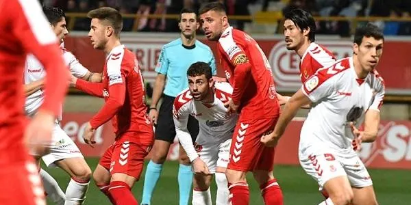 El Nàstic cau per 2 a 0 contra la Cultural Leonesa i perd la seva hegemonia lluny del Nou Estadi