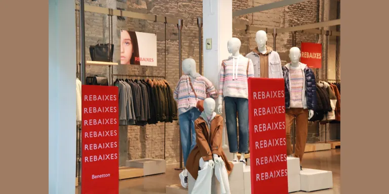 El petit comerç engega una campanya de rebaixes d'estiu marcada per la incertesa davant l'increment sostingut dels preus