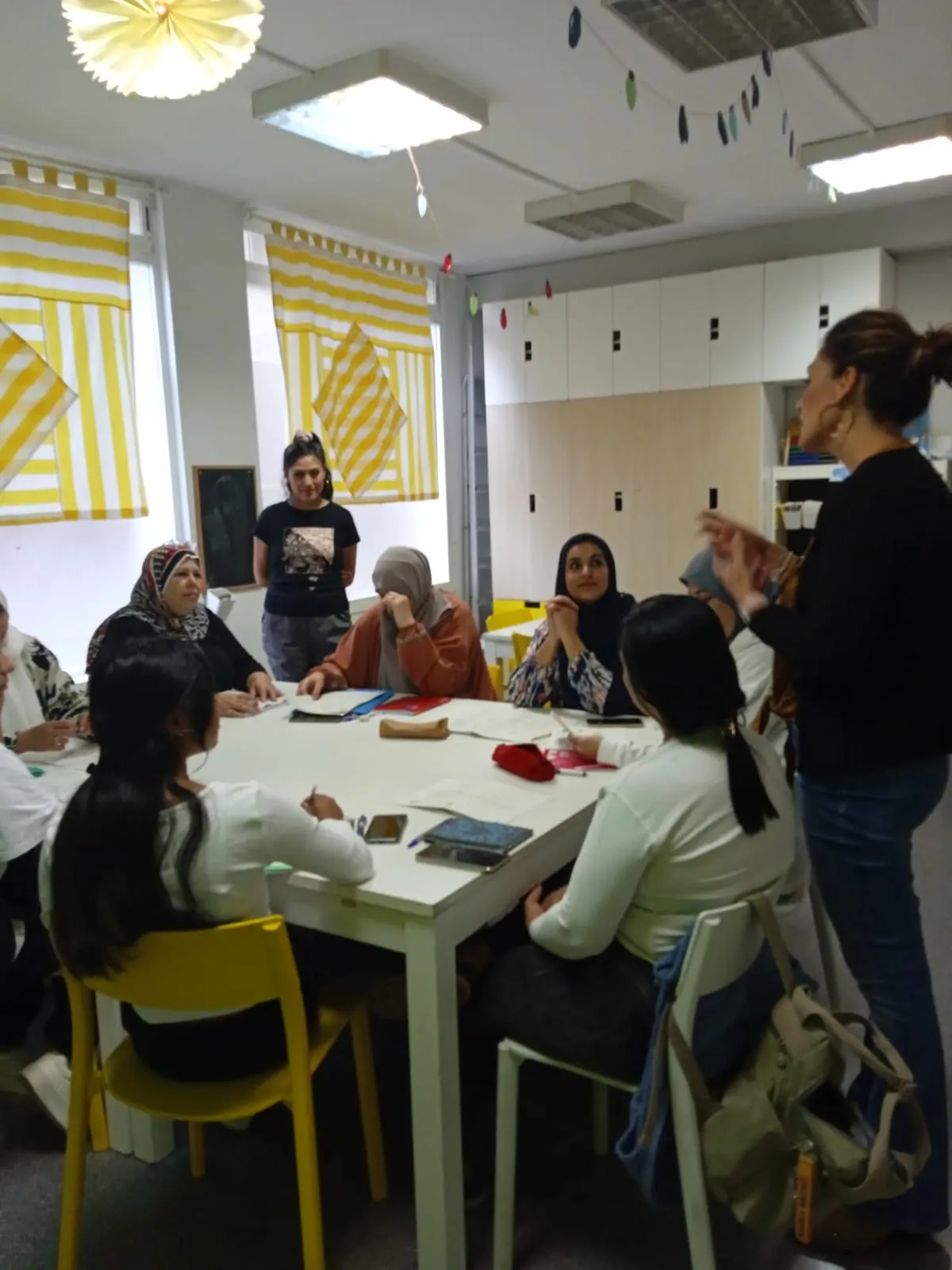 Dones nouvingudes s’apleguen als “Espais de Coneixença”