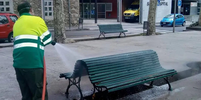 La Seu d’Urgell desinfecta bancs, baranes i papereres per evitar el risc de contagi pel coronavirus