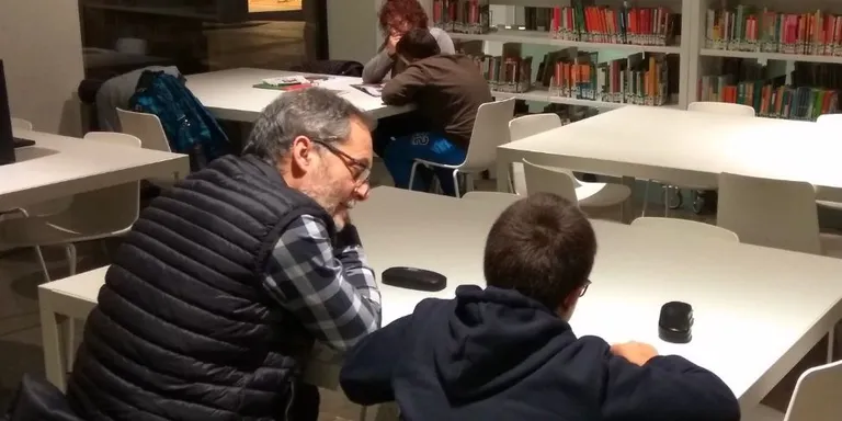 Busquen nous voluntaris per ajudar infants en l'hàbit de la lectura