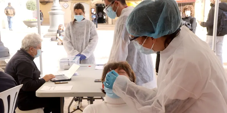 Catalunya supera els 500.000 casos confirmats per PCR o TA, amb una Rt que puja a 0,84 i un risc de rebrot de 274