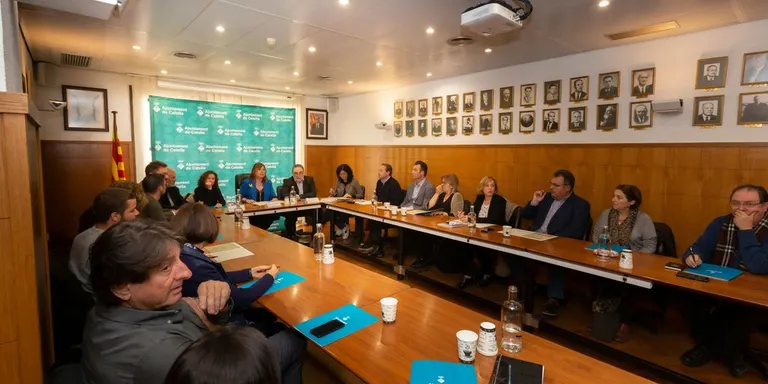 Experts i responsables polítics es reuneixen a proposta dels empresaris turístics per analitzar l'evolució del coronavirus