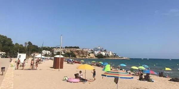 La platja d’Altafulla clou l’agost amb dos incidents destacats i una afluència de banyistes que arriba a les 9.000 persones