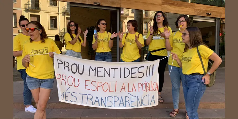 Mestres i famílies de l'escola Montbui es concentren davant de l'Ajuntament per exigir una escola pública de qualitat