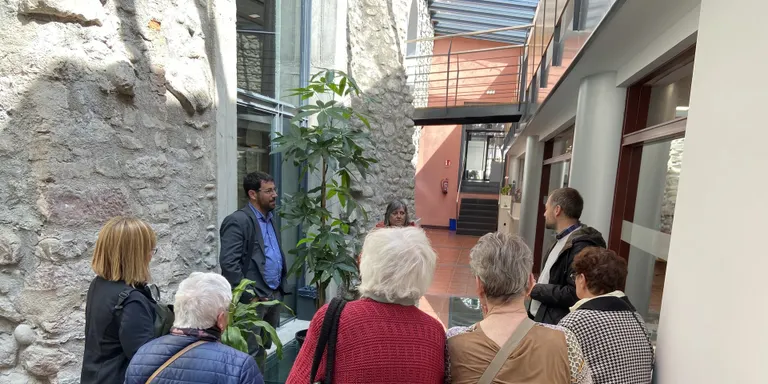 Usuàries de l'Escola de Salut de Persones Grans del CAP de la Seu visiten l'Ajuntament