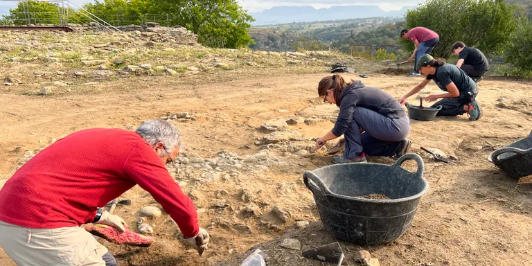 Les excavacions a l'Esquerda revelen peces singulars de ceràmica i restes d'una banqueta d'argila d'una casa ibèrica