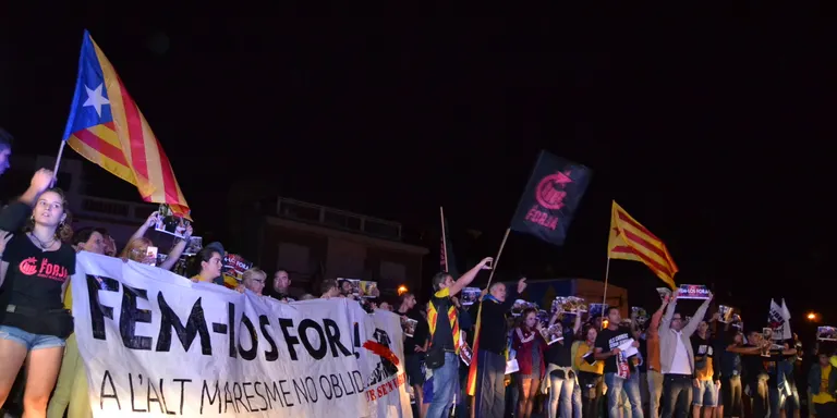 Manifestació davant la caserna de la Guàrdia Civil de Calella pels fets del 3 d'octubre d'ara fa un any