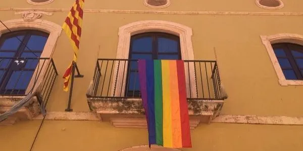 La bandera LGTBI oneja al balcó de l’Ajuntament d’Altafulla
