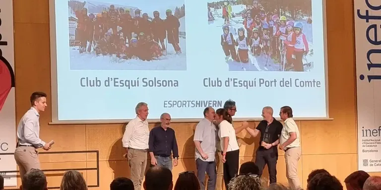 La Federació Catalana d'Esports d'Hivern lliura un reconeixement als clubs d'esquí Solsona i Port del Comte pels seus 50 anys d'història