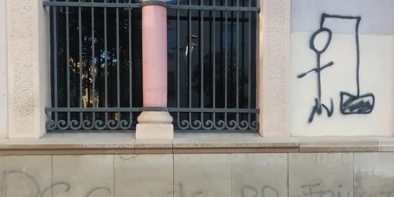 Apareixen pintades a la façana de l'Ajuntament de Rubí