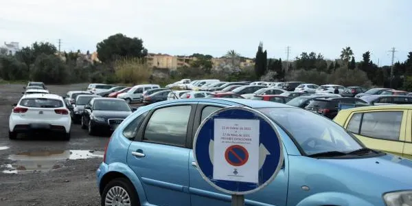 Adeqüen un dels pàrquings més freqüentats i malmesos de Torredembarra