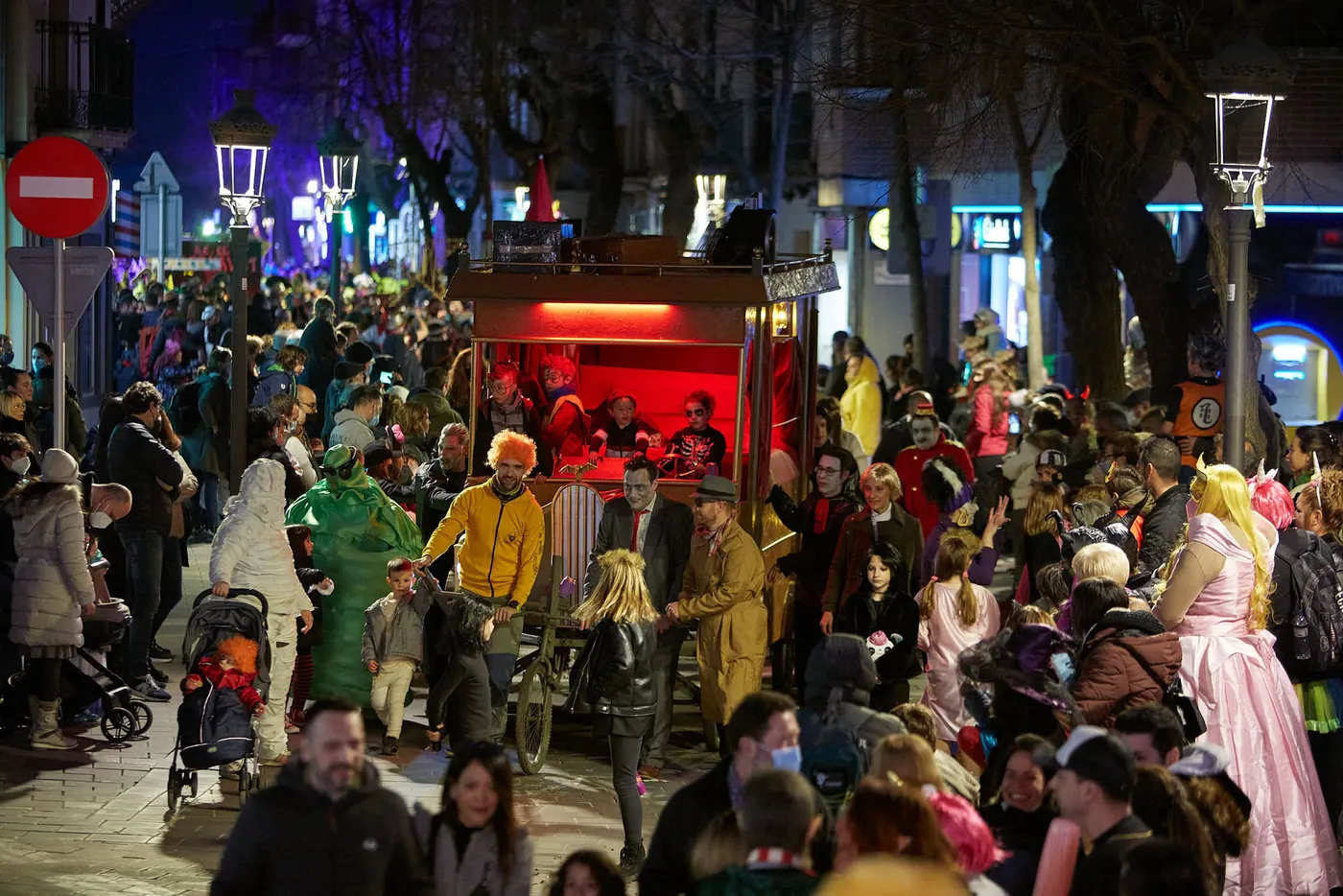 Unes 400 persones omplen els carrers de Caldes de gresca a la rua de Carnestoltes