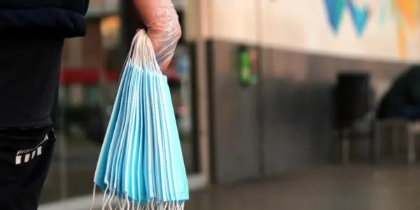 L’Ajuntament d’Altafulla reparteix 2.000 mascaretes per a les persones que utilitzen el transport públic
