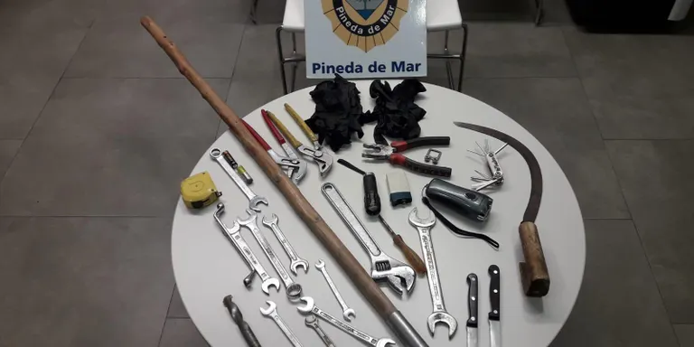 La Policia Local de Pineda enxampa quatre homes amb eines per fer robatoris amb força a vehicles