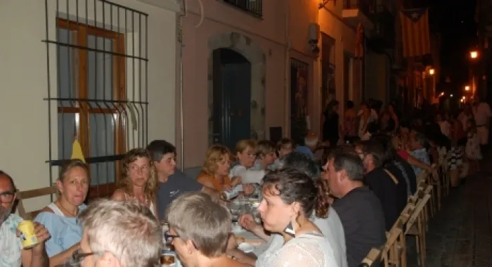 Els sopars de germanor centren la majoria de les festes de carrer 