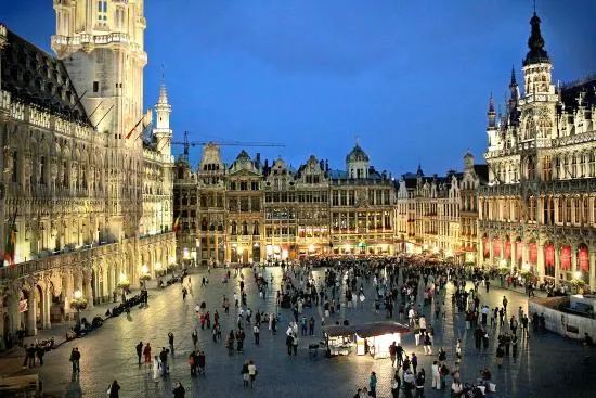 Dos autobusos plens surten cap a Brussel·les