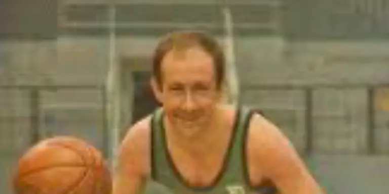 Francesc 'Nino' Buscató, jugador i entrenador de bàsquet, rebrà la Creu de Sant Jordi