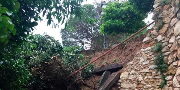 El temporal de pluja esfondra el mur de l’antic cementiri d’Altafulla, a la Vila Closa, declarat com a bé cultural d’interès nacional