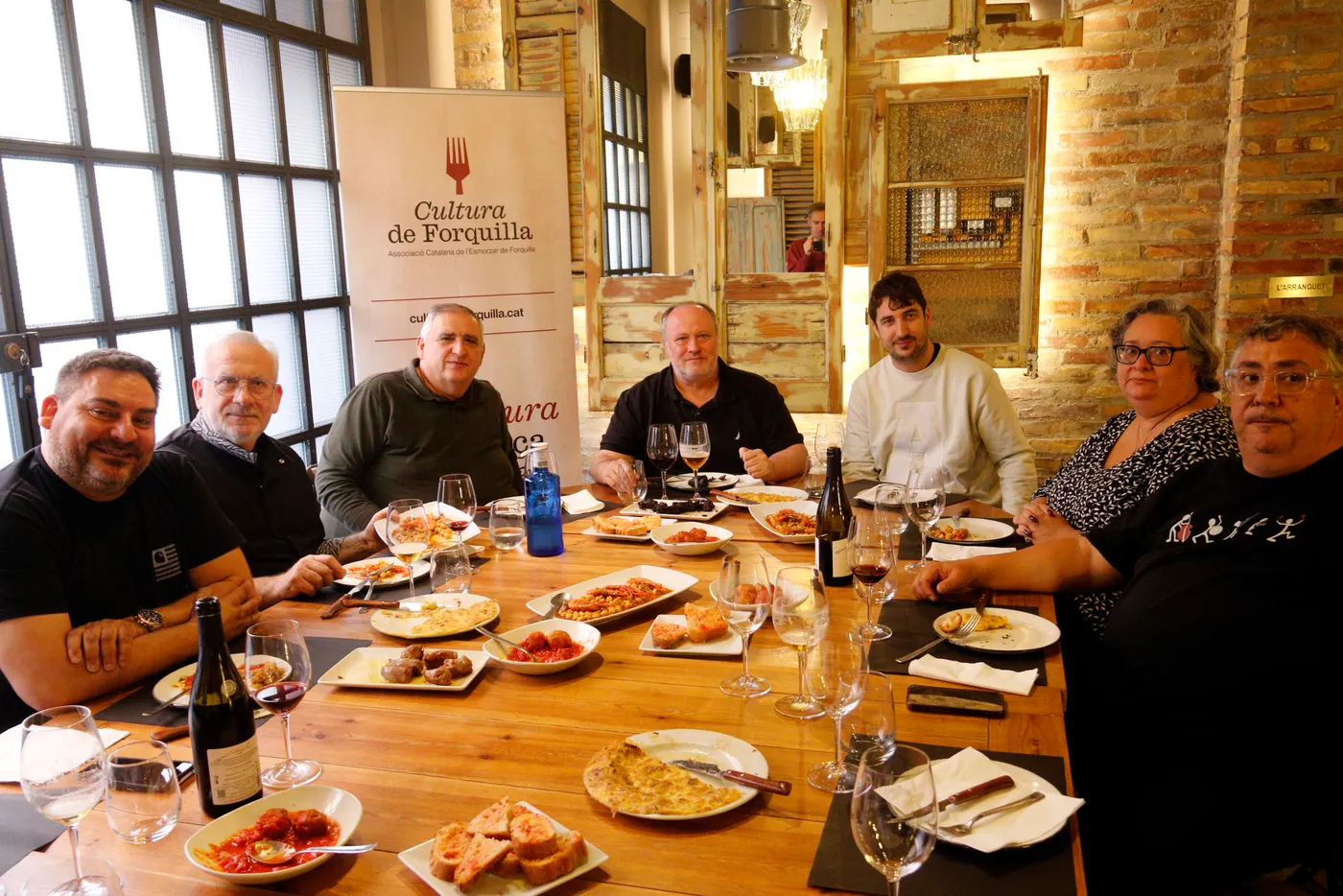 El president, Albert Molins, amb el delegat a Lleida, Rafa Gimena; el responsable de les colles esmorzadores, Jonathan Nuevo; la tresorera, Mireia Aguado; el secretari, Jordi Ors, i els restauradors Lluís Ariño i Isma Balcells, durant la presentació.