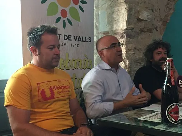 Els pinxos de fruita i el vermut, nous protagonistes del mercat de Valls