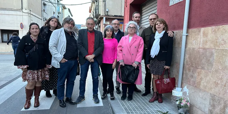 El projecte ‘Stolpersteine’ es tanca a Caldes amb la col·locació de la 12a i última llamborda d’homenatge als deportats locals als camps nazis