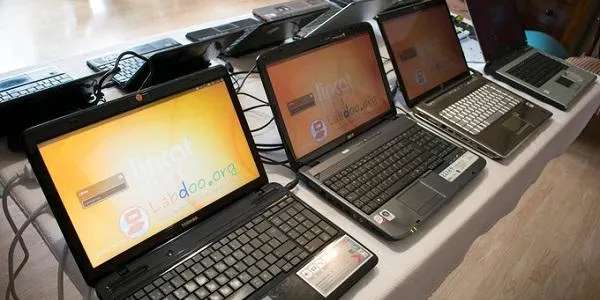 La URV condiciona ordinadors portàtils per donar-los als escolars que ho necessitin