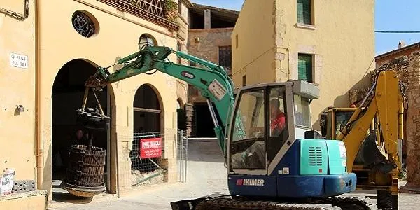 Altafulla incorpora una premsa de vi i diverses eines al seu patrimoni rural