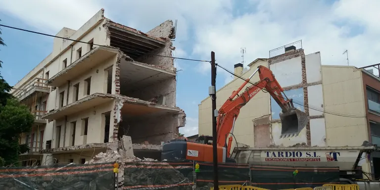 En pocs dies es farà l'enderroc total de l'edifici ensorrat al juny al C/ Església, i de l'edifici del C/ de Mar de la mateixa finca