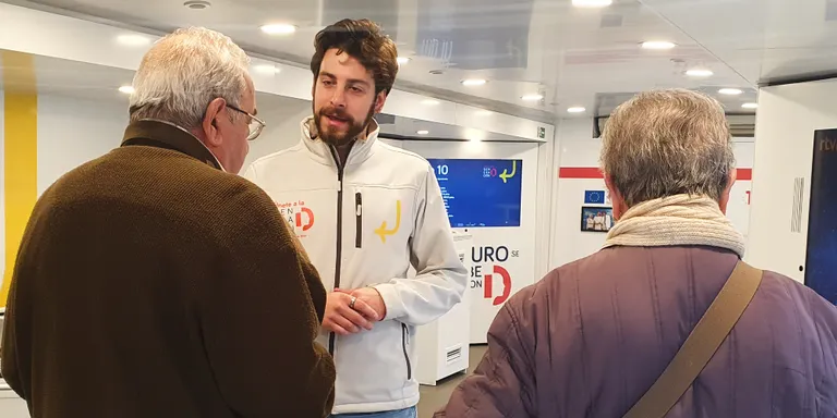 Tallers per aprendre a fer servir internet i per fer tràmits i compres segures a la xarxa