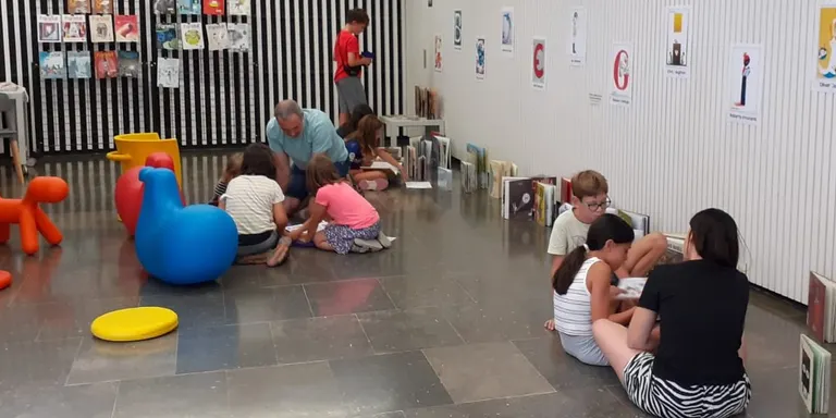 La biblioteca repta l'alumnat de primària a descobrir els àlbums il·lustrats en el seu concurs d'estiu