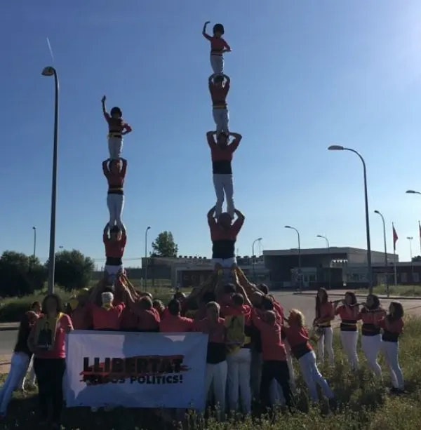 La Colla Vella es solidaritza amb els presos polítics aixecant pilars a les presons de Madrid