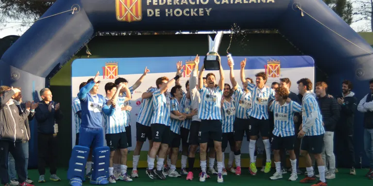 Club Egara i Júnior FC, guanyadors de la Supercopa Munich d'hockey