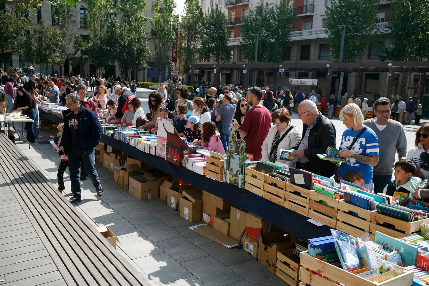 Dracs, roses i llibres al carrer per celebrar Sant Jordi