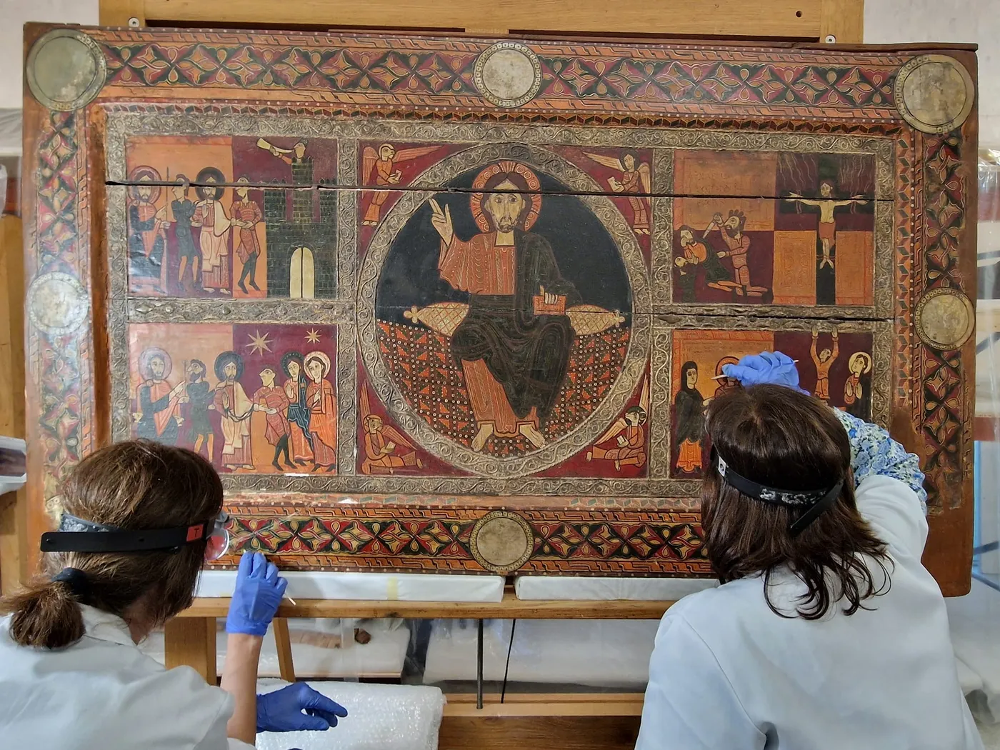 Comença la restauració del conjunt de l'altar de Sagàs, un dels cinc únics altars romànics pintats que es conserven actualment al món