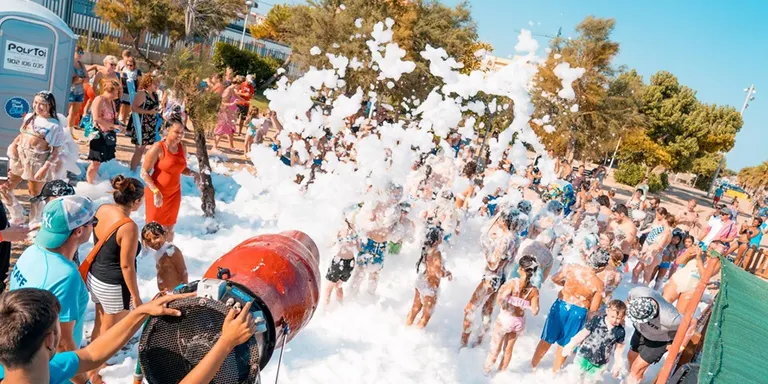 Passa de la calor amb la Festa de l'Escuma del Mini Beach Club