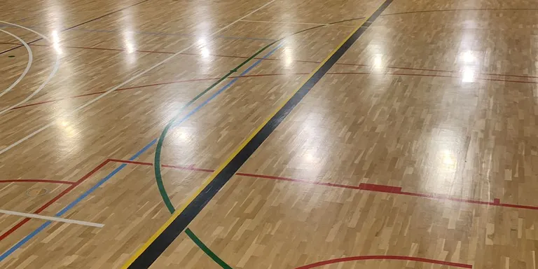 L’Ajuntament renova tota la il·luminació del pavelló de Can Zariquei per llums LED