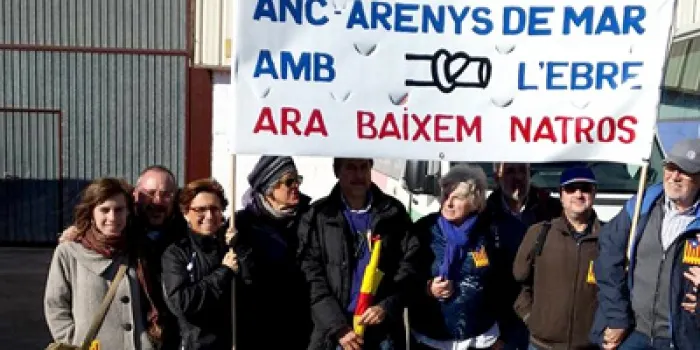 Una setantena d’arenyencs, entre autocar i cotxes privats, van participar ahir en la manifestació a Amposta