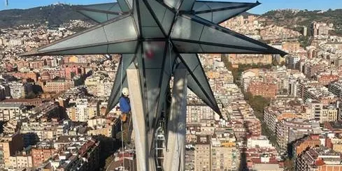 La Sagrada Família col·loca l'estel que corona la torre de la Mare de Déu