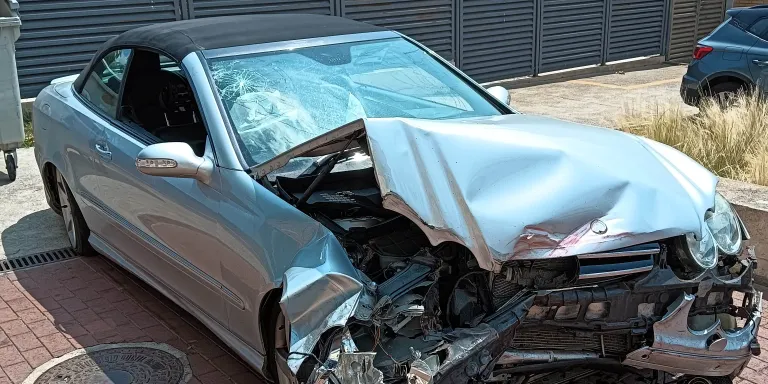 Un conductor perd el control i col•lisiona amb altres vehicles a la riera