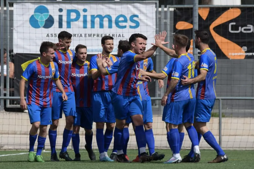 El CF Caldes tanca la temporada celebrant amb l’afició la permanència a Primera Catalana