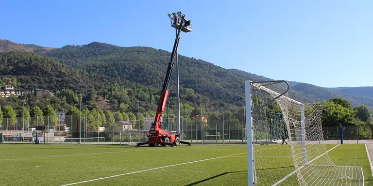 L'Ajuntament de la Seu instal·la focus de LED al camp municipal de futbol