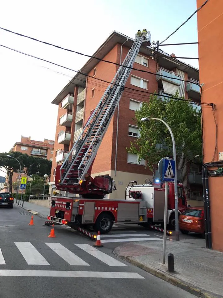 Dos vehicles danyats a causa de la caiguda de teules d’un edifici de la plaça Carles Trias
