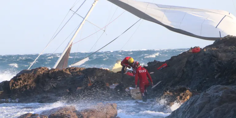Moren dos homes després d'embarrancar el veler en què navegaven al Port de la Selva