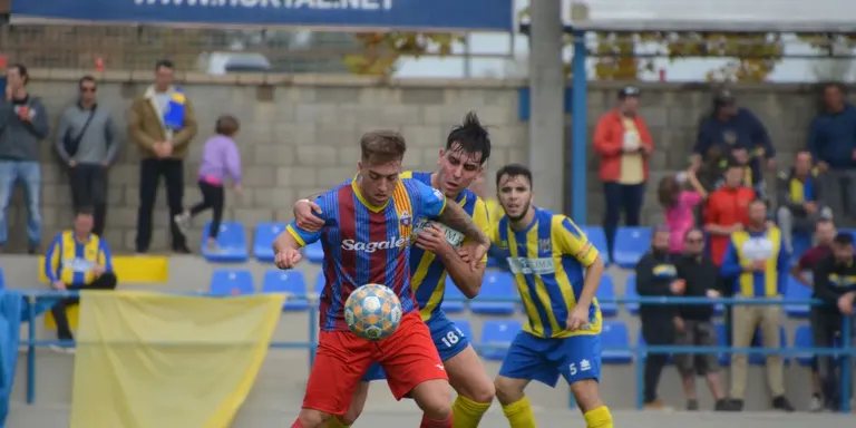 El CF Caldes rep el Vic amb l’objectiu de mantenir la segona plaça