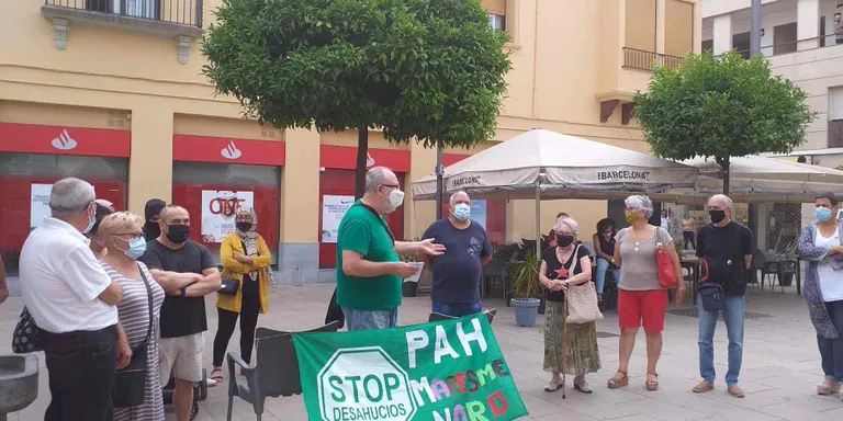 La Plataforma d'Afectats per la Hipoteca llegeix un manifest amb el nom 'No són morts, són assassinats'
