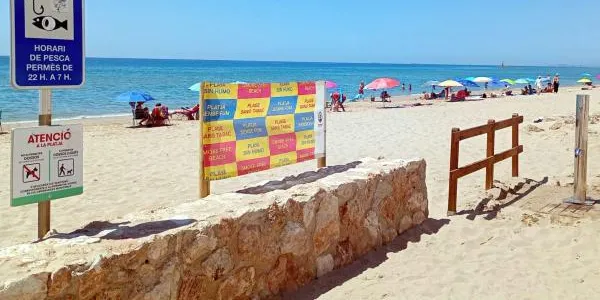 Altafulla declara les platges espais lliures de fum i prohibeix reservar lloc amb tovalloles i para-sols