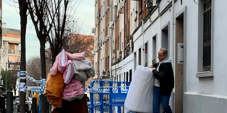 Desallotgen un altre bloc del carrer Canigó de Badalona per l'aparició de noves esquerdes